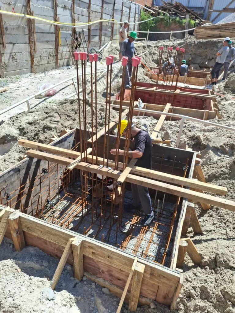 estrutura de fundação BG canas - homem trabalhando