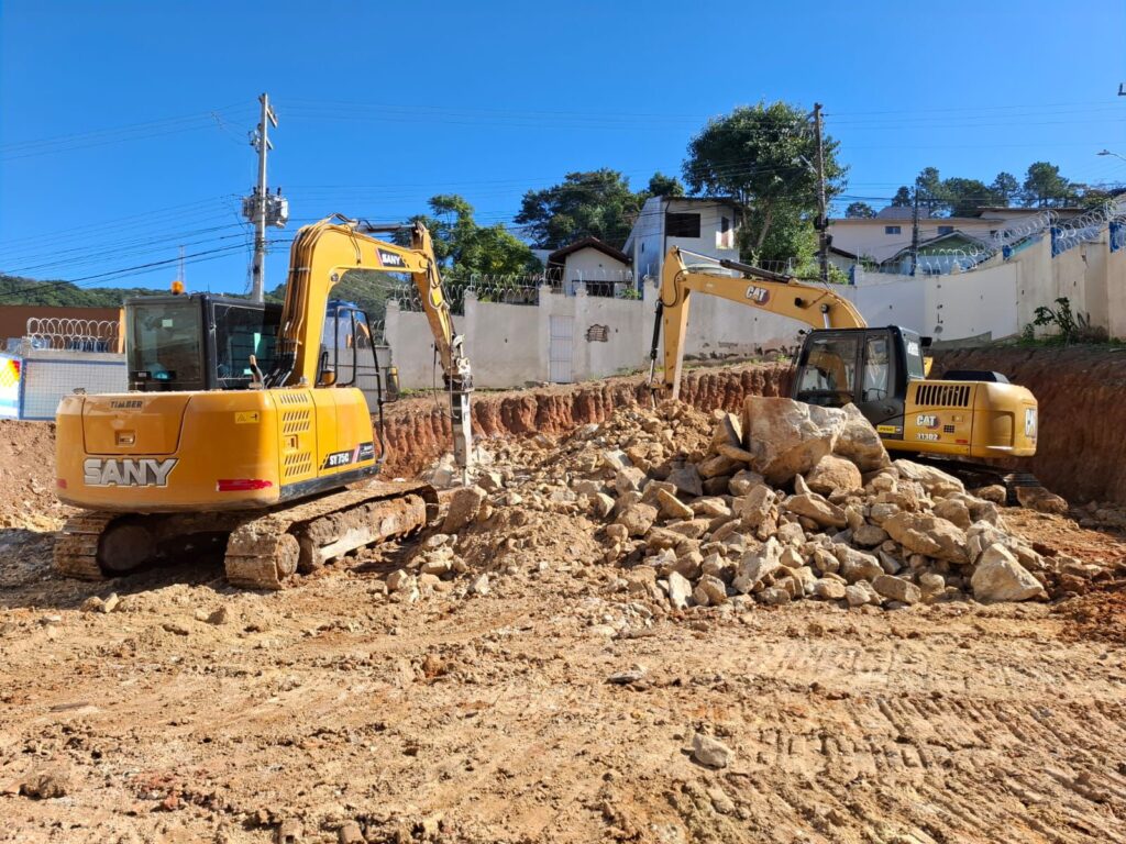 imagem de duas maquinas trator trabalhando, retirando barro. BG2