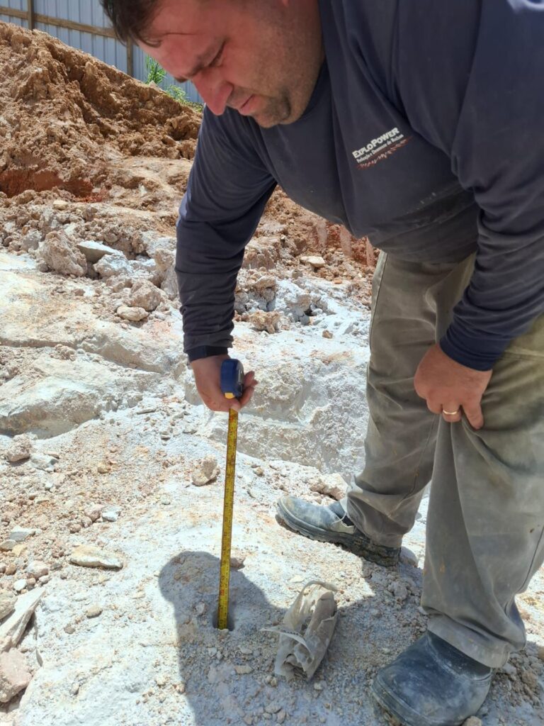 Homem medindo terreno, preparando para construção - BG2