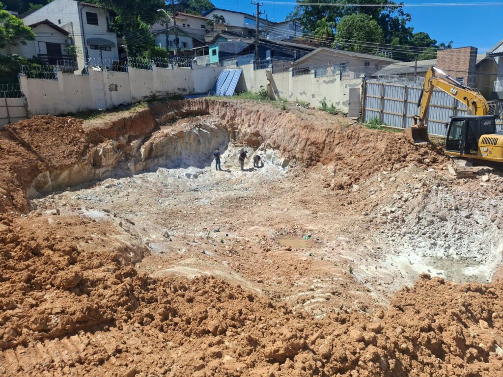 Terreno sendo preparado para construção - BG2