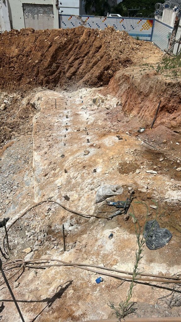 Terreno sendo preparado para construção - BG2