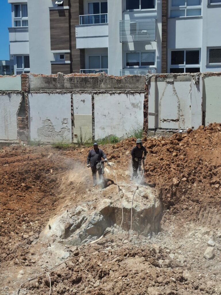 Terreno sendo preparado para construção - BG2
