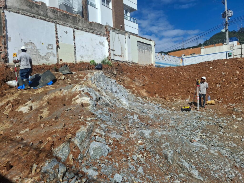 Terreno sendo preparado para construção - BG2