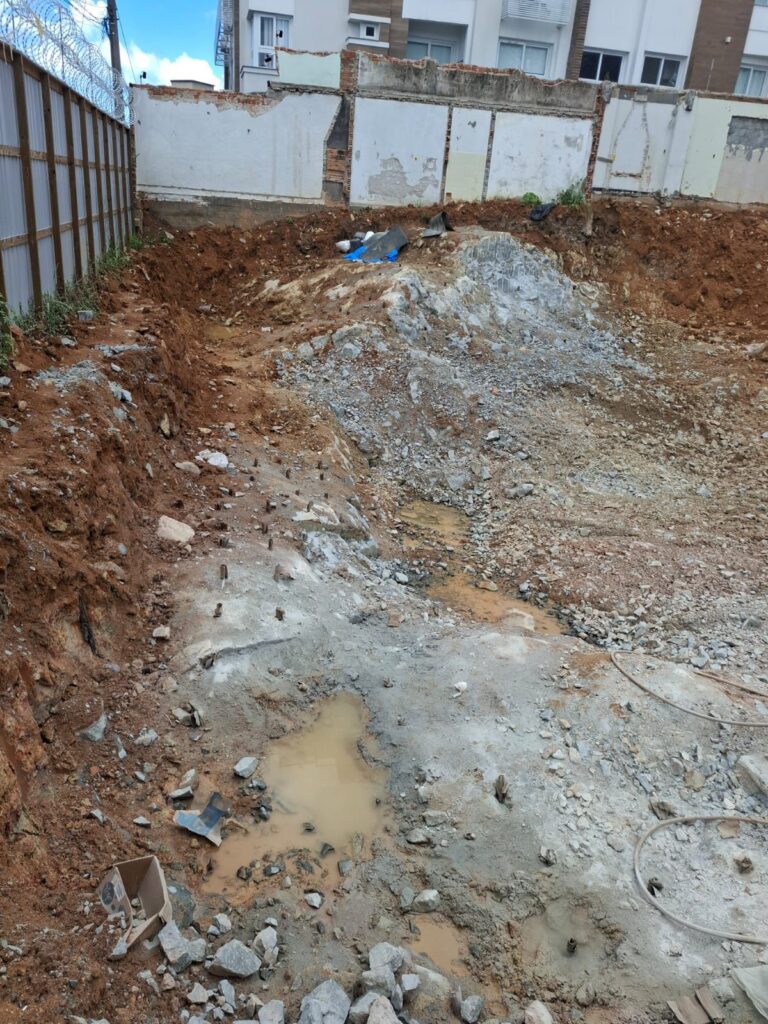 Terreno sendo preparado para construção - BG2