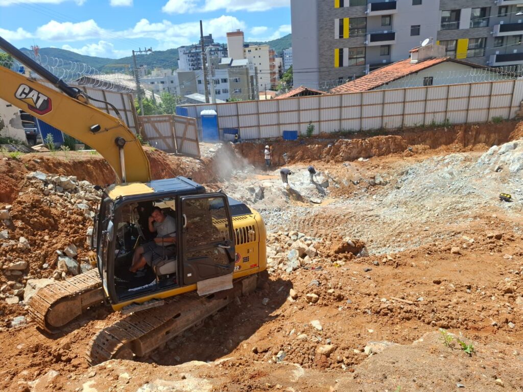 maquina trabalhando no terreno - BG2