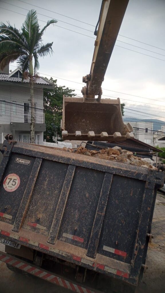 maquina trabalhando no terreno - BG2