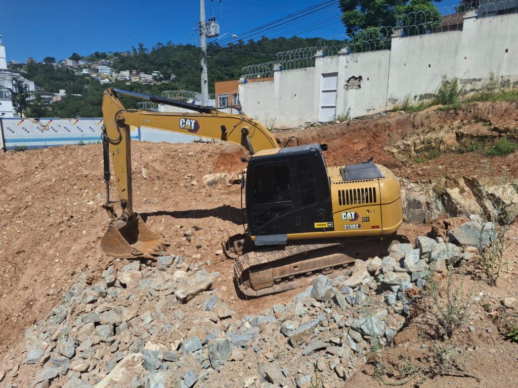Terreno sendo preparado para construção - BG2