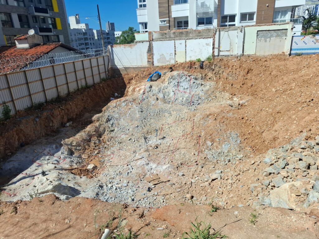 Terreno sendo preparado para construção - BG2