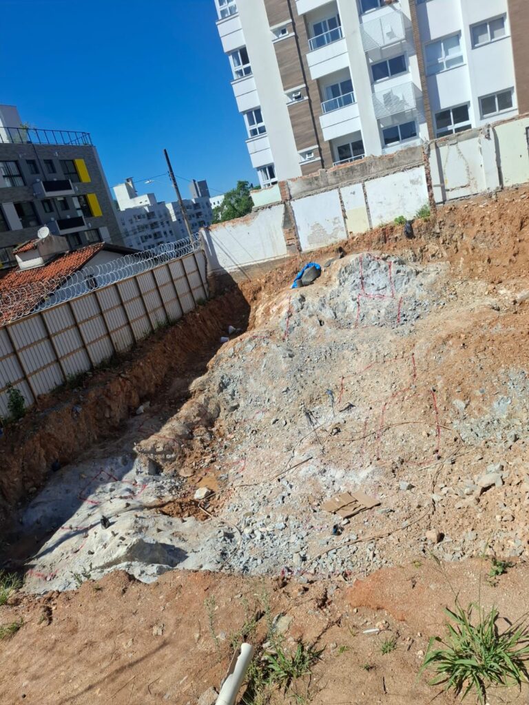 Terreno sendo preparado para construção - BG2